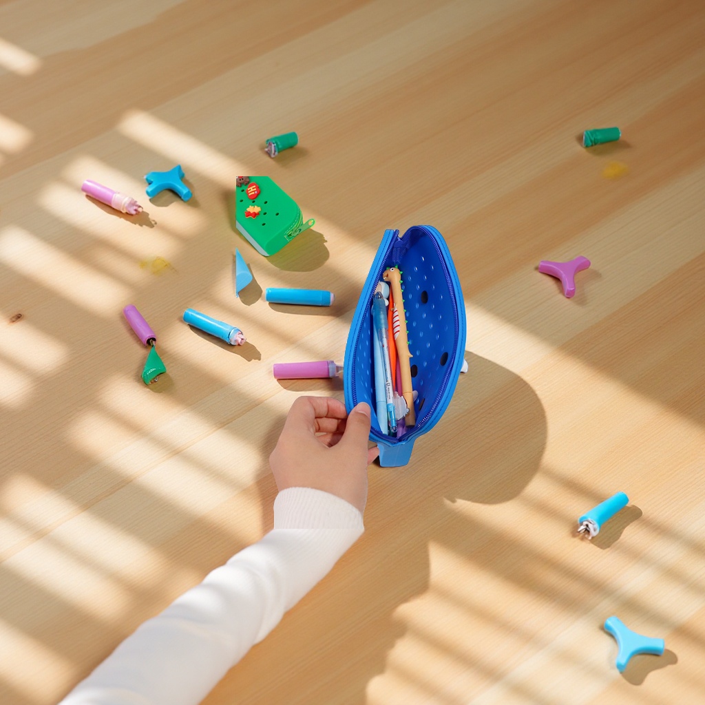 Cross-border DIY silicone hole pen cases, student creative and cute stationery storage bags, learning pen cases wholesale Application Scenario