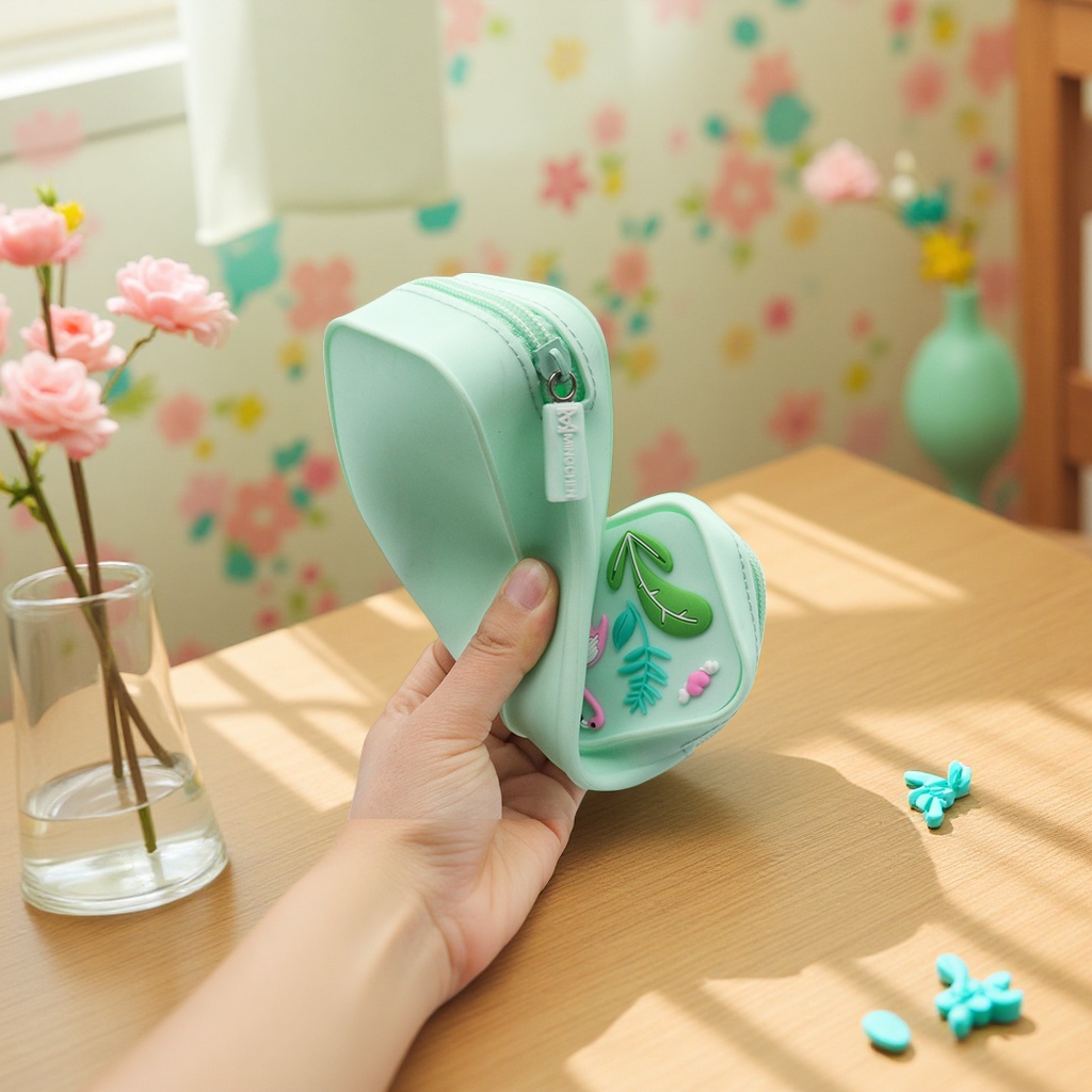 Yuefa soft silicone pen case gift box, anti-drop student stationery box, the same style as smiggle, portable for storage Application Scenario