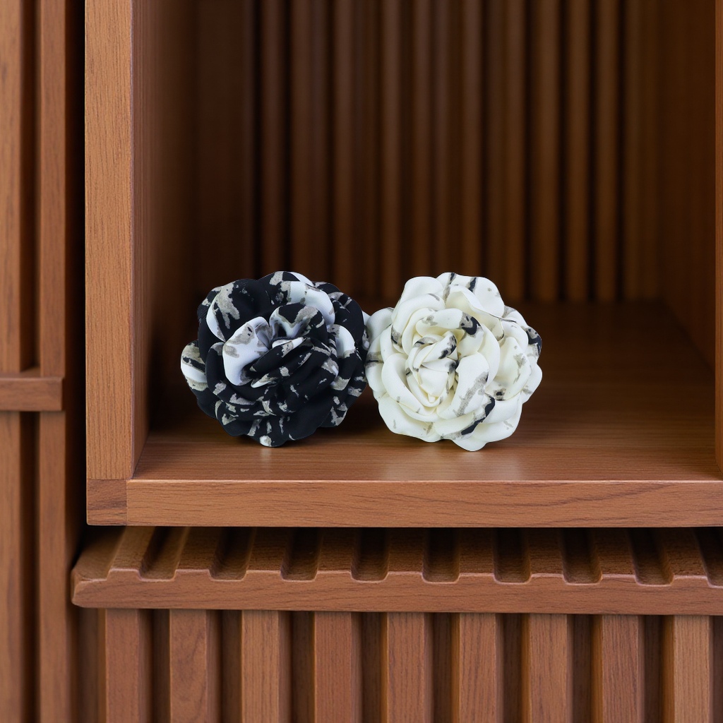 The Chinese-style ink-wash painting rose shark hair clip is a high-end updo hair accessory that is fashionable and versatile, and can increase hair volume