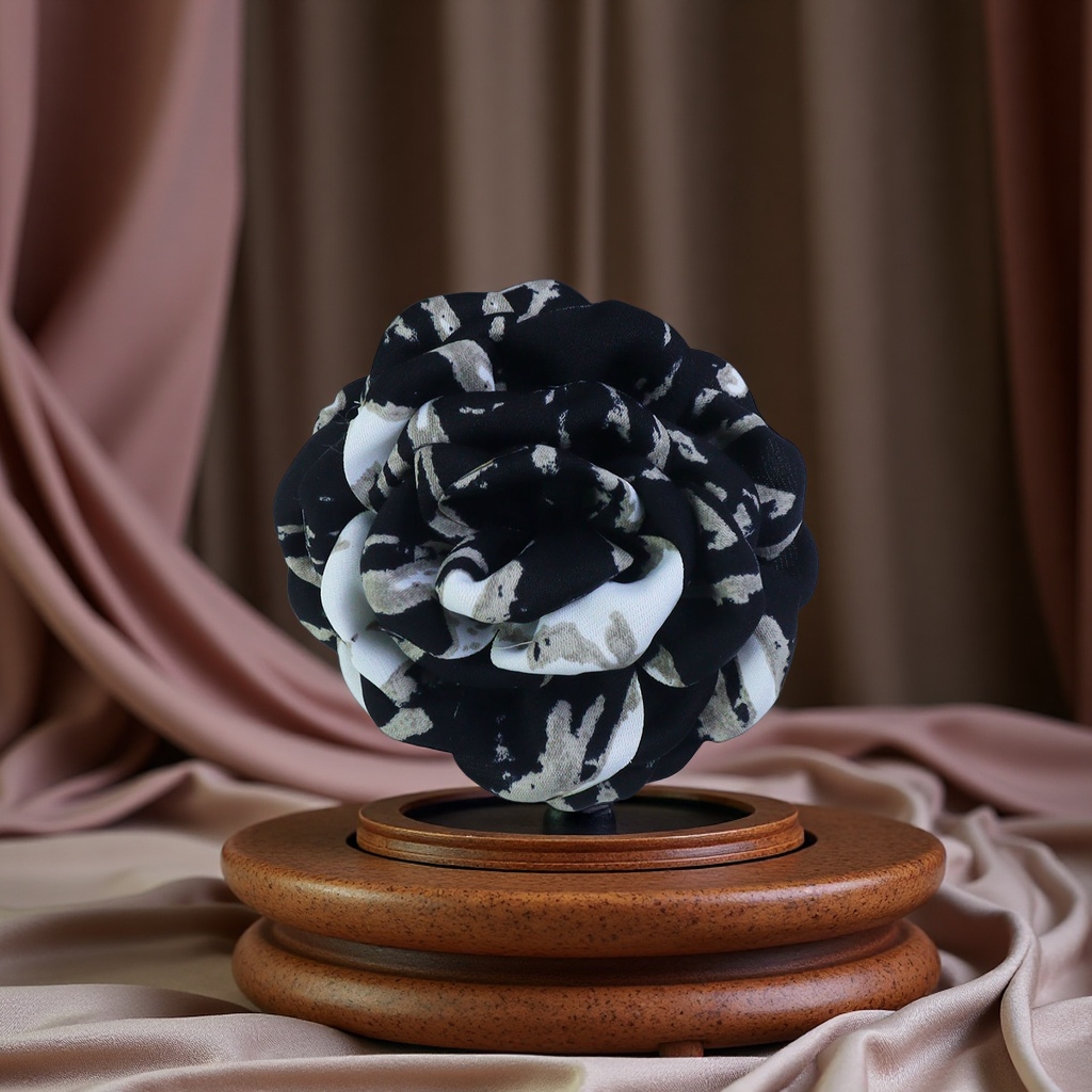 The Chinese-style ink-wash painting rose shark hair clip is a high-end updo hair accessory that is fashionable and versatile, and can increase hair volume details Picture