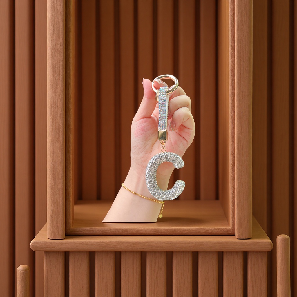 字母钥匙扣陶泥镶钻圆形挂件汽车包包装饰女款精致钻绳挂饰摆件