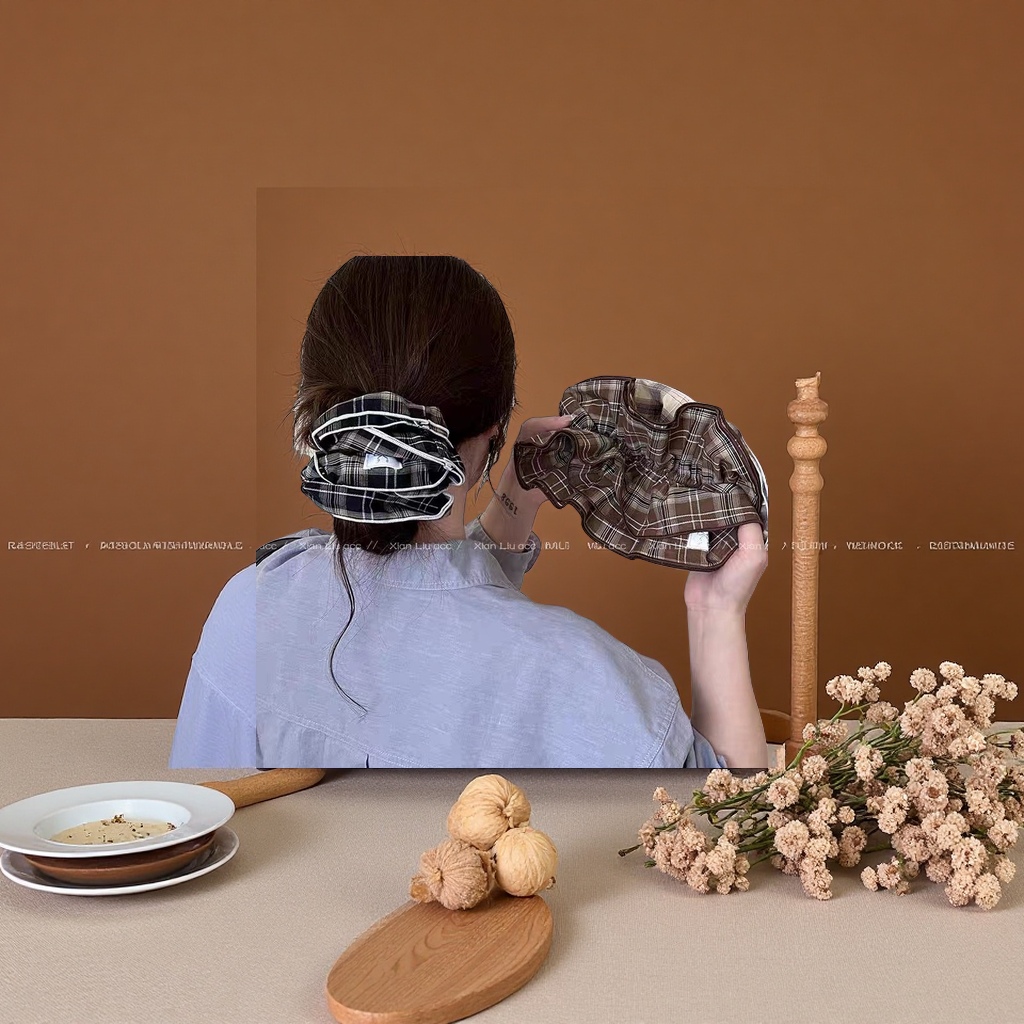 Retro coffee-colored large double-layer checkered hair band, fabric bun hairstyle, low ponytail hair tie, headwear and hair accessories details Picture