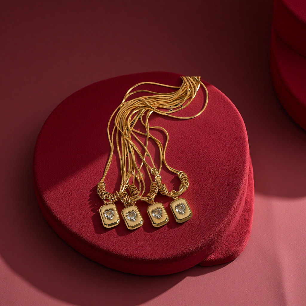 European and American retro style heart heart double-layer chain titanium steel necklace, fashionable and light luxury collarbone chain in stock accessory necklace Application Scenario