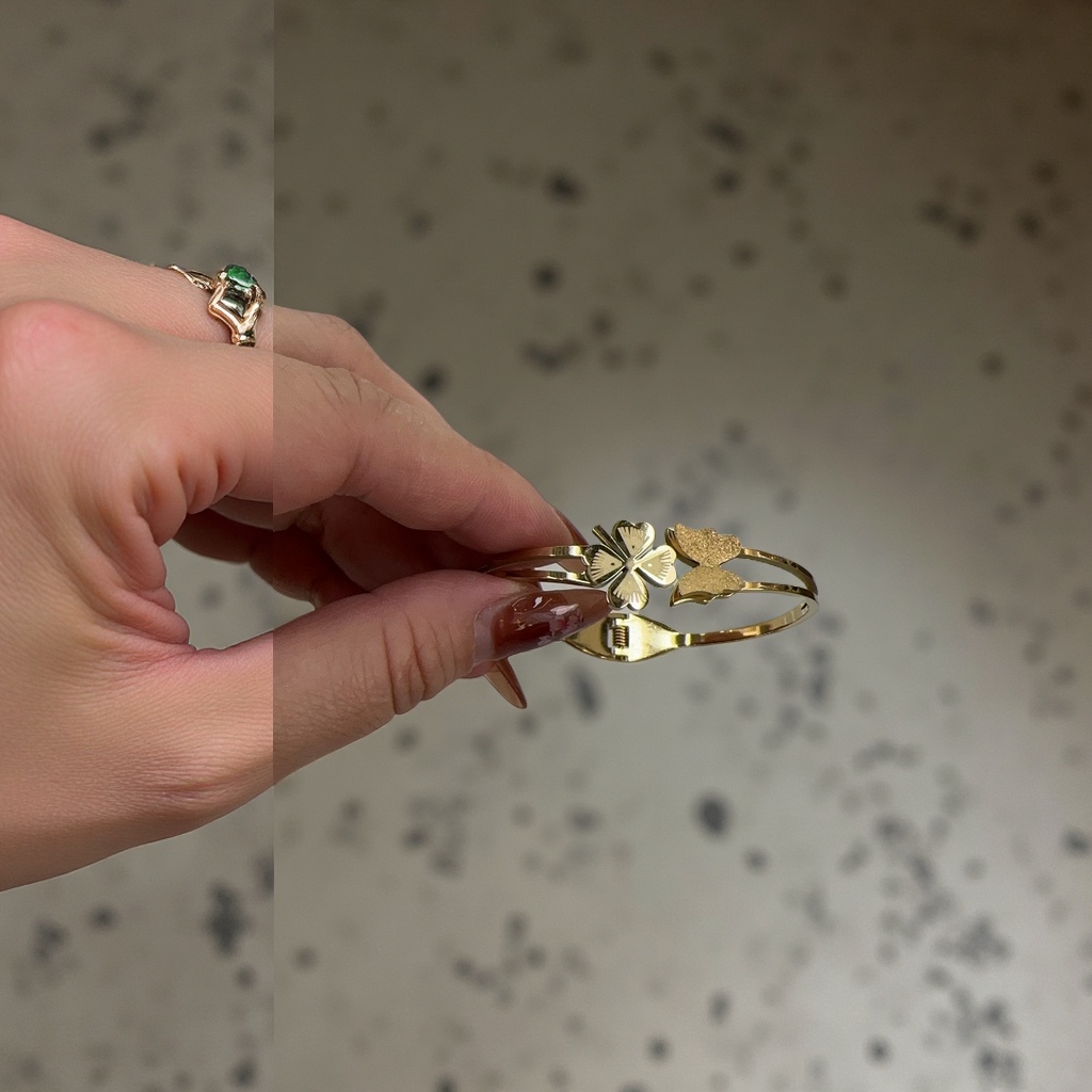 This fashionable and simple metal bracelet is a trendy Korean-style accessory for women. It is available in multiple colors for students and couples