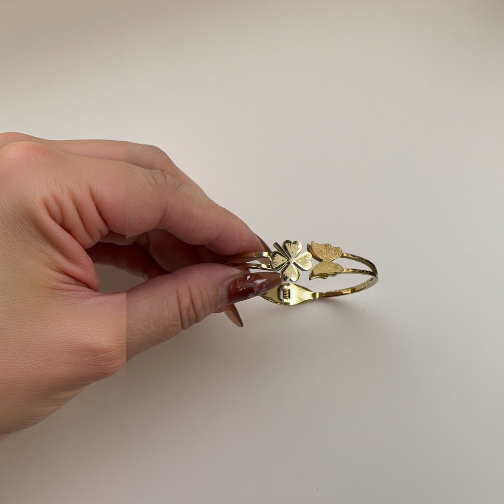 This fashionable and simple metal bracelet is a trendy Korean-style accessory for women. It is available in multiple colors for students and couples Specification image