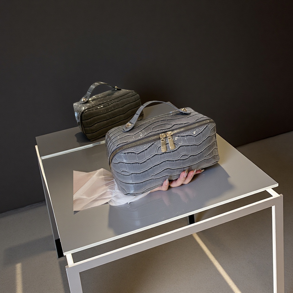 2025新款跨境亚马逊PU皮高级感鳄鱼纹大容量化妆收纳包多功能妈咪晚宴包袋皮具