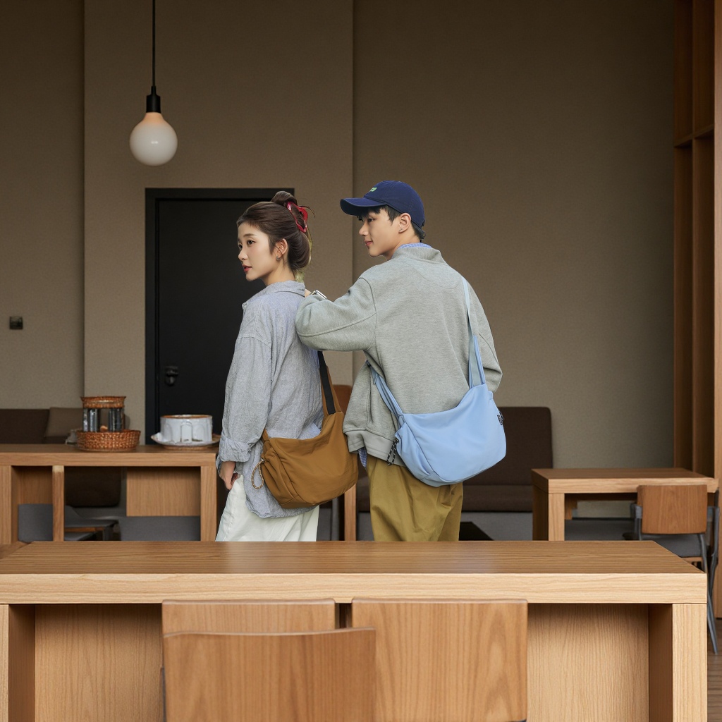 韩系轻便防水尼龙饺子包女学生休闲上课通勤单肩斜挎包男户外潮流款