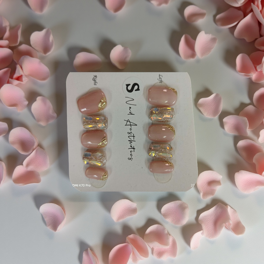 This wearable nail art product is made by hand. It is a short and cute Christmas style for children, suitable for finger decoration details Picture