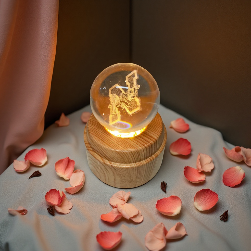 水晶球旋转小夜灯，6㎝   8㎝   卡通   情侣  玫瑰花   情人节礼物，母亲节   父亲节  斋月  各种定制图案。白底实物图