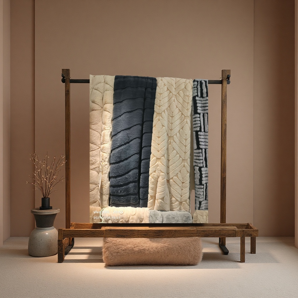 Thick crystal velvet carpet for bedrooms and living rooms, anti-slip and soft floor MATS, red carpet for bathrooms and kitchens details Picture