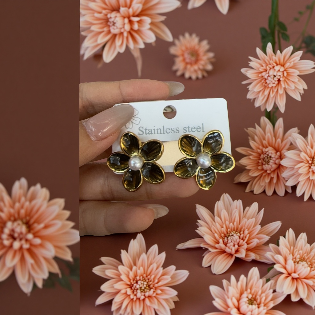 Stainless steel oil-dripping earrings in multiple colors in stock, fashionable and simple earrings for women, trendy and versatile accessories Application Scenario