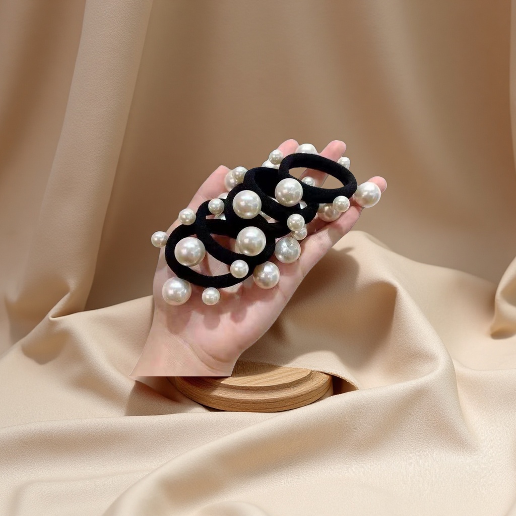 The new pearl hair band and towel band from Dongdaemun, South Korea, are simple and versatile. It also features a hair tie and a rubber band