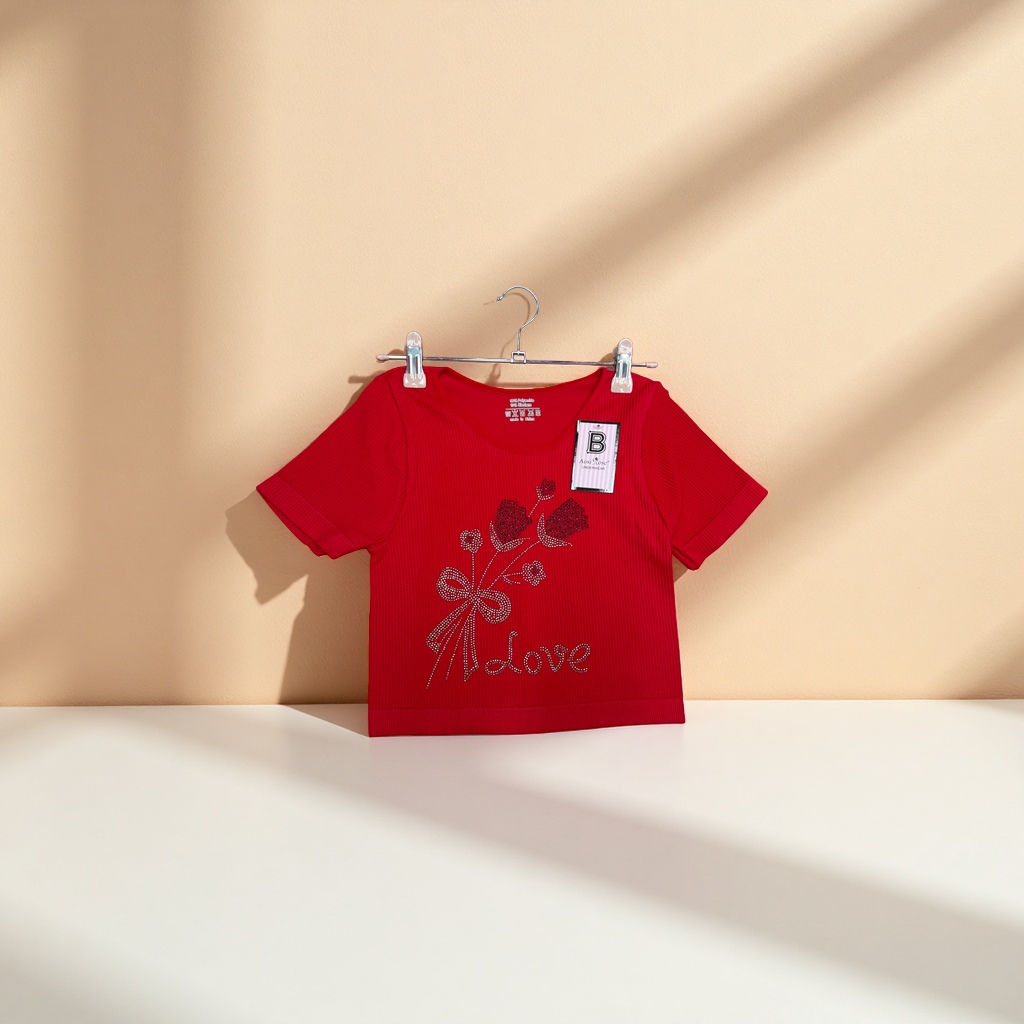 A new summer top for women, this refreshing short-sleeved shirt is breathable, sweat-absorbent, comfortable and casual. The vest is short and sexy for women Application Scenario