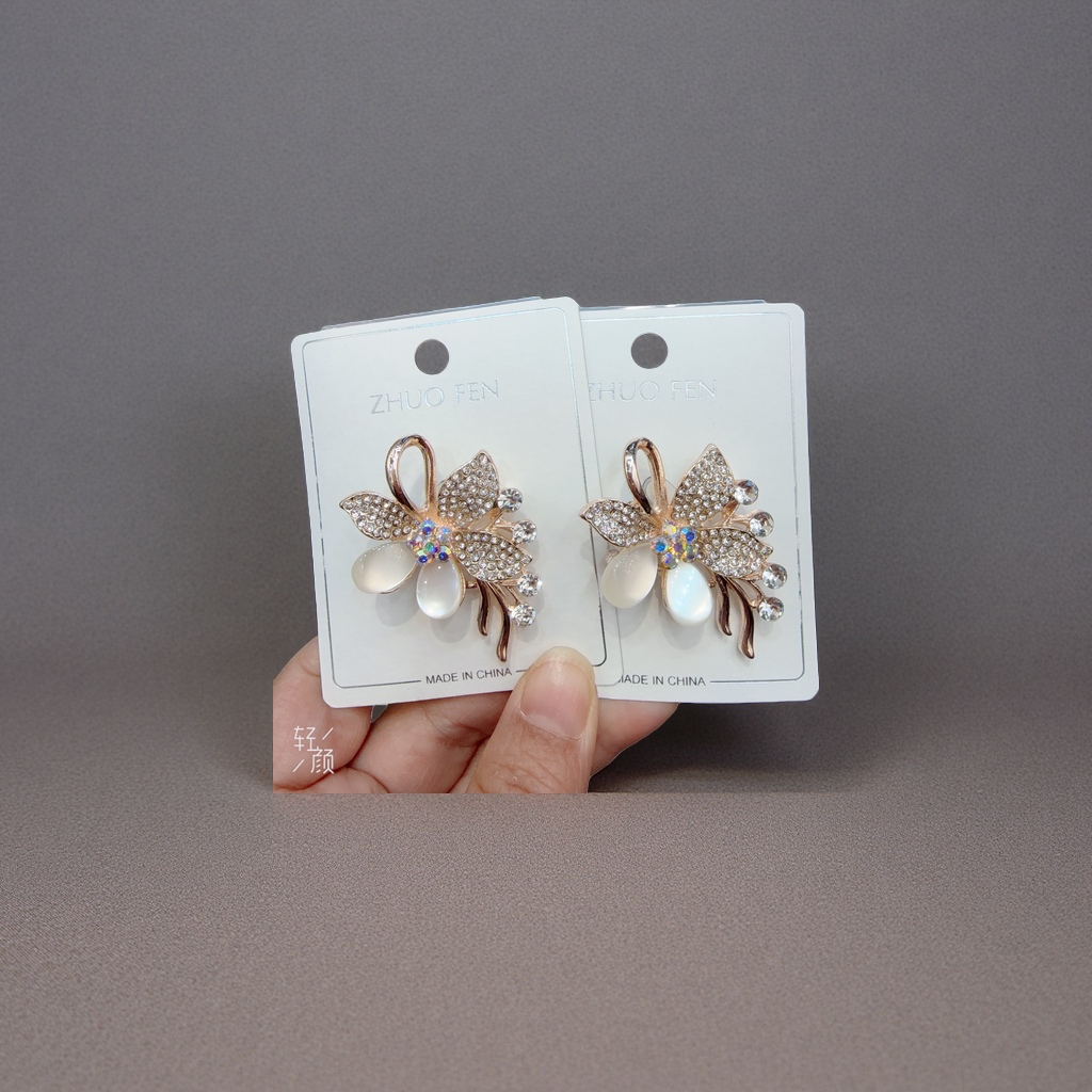 Alloy exquisite brooch, fashionable accessory, simple design, personalized accessory, metal brooch Application Scenario