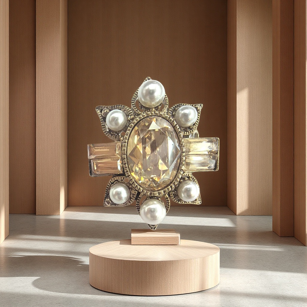 热销爆款五彩的太阳花胸针，它采用锌合金加水钻的工艺、非常重工显高档，胸针佩戴起来整件衣服不仅提升了档次还显得你年轻精致优