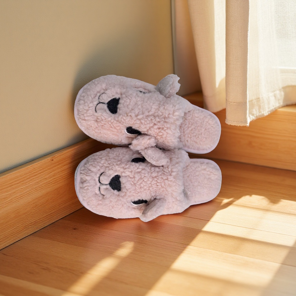 Cartoon-style InS-style cotton slippers are soft, comfortable and warm for home use. Indoor home slippers Application Scenario