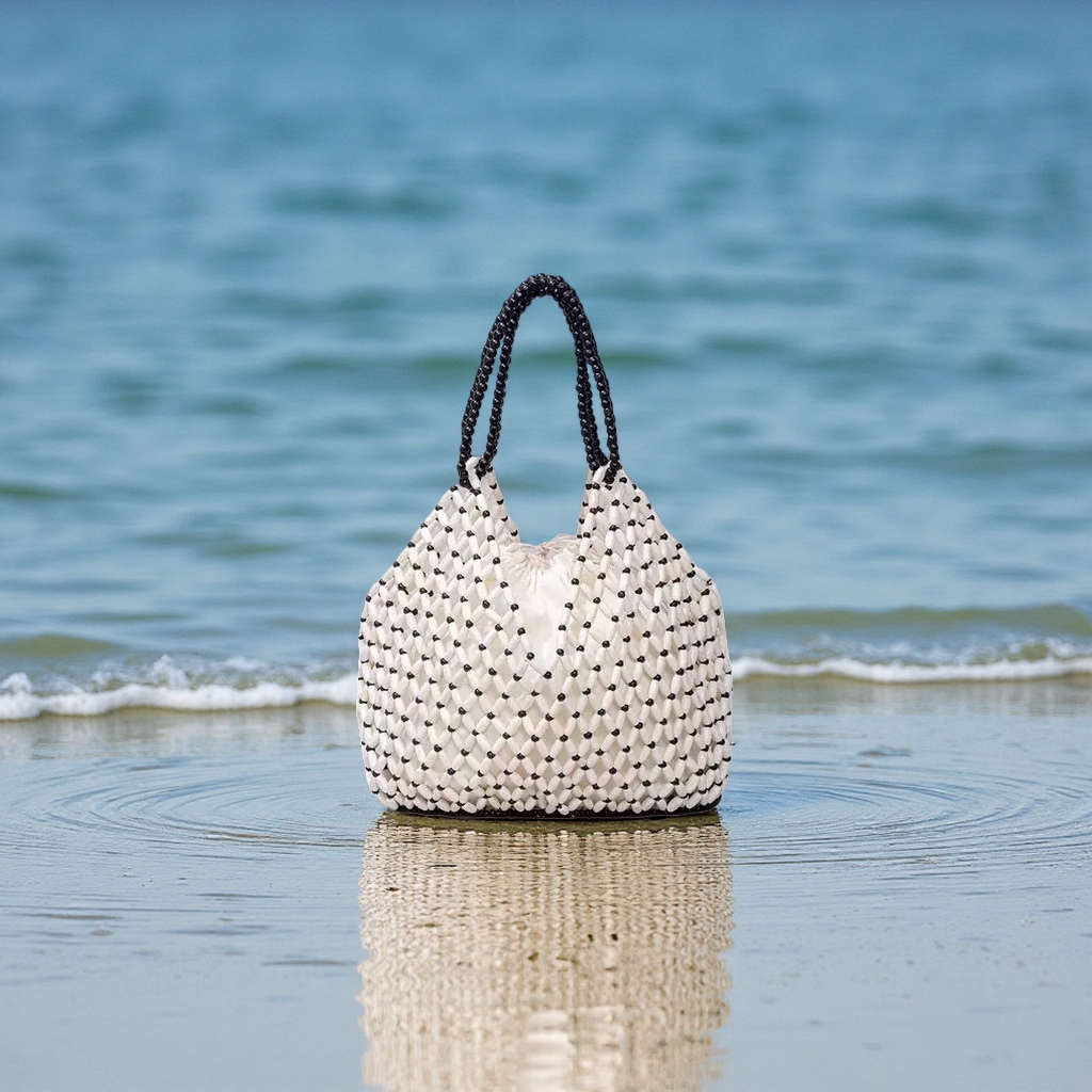 2026 new fashionable, versatile and niche design InS-style handcrafted beaded wood bead hollowed-out woven shoulder bag Application Scenario