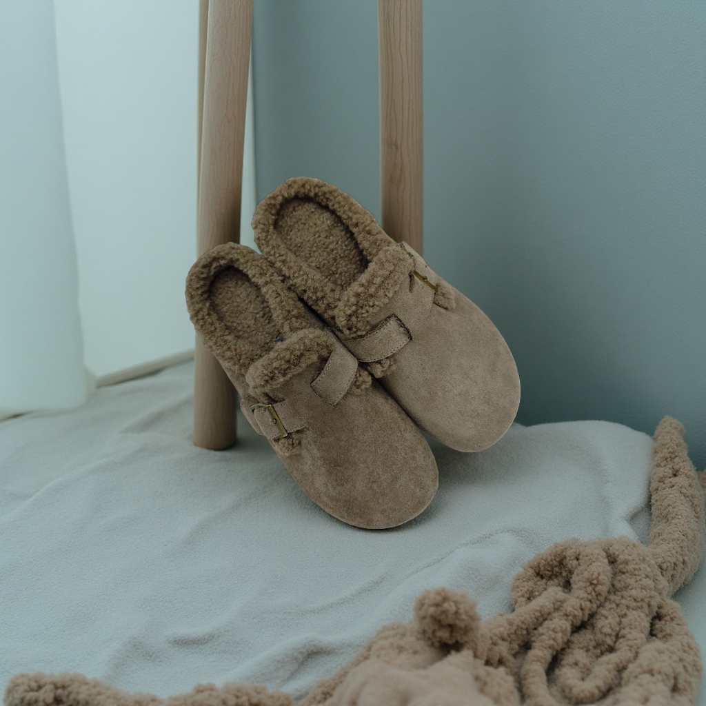 Anti-slip bathroom slippers, thickened soft soles, comfortable and breathable for home use, men's and women's styles Application Scenario