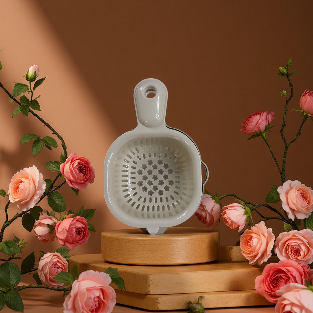 The handle draining basket is a special kitchen vegetable washing basket for draining and drying vegetables and fruits details Picture