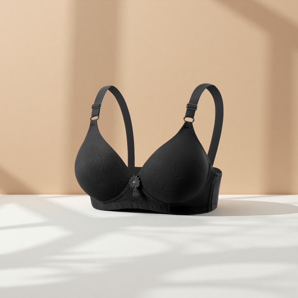 This is a comfortable and breathable women's bra without underwire, featuring soft support and thickened cotton. It's a classic style Application Scenario