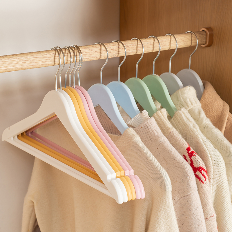 Wide-shoulder anti-slip clothes rack, thickened, traceless household clothes drying rack, plastic clothes hanger, no bag hanging, clothes drying support Application Scenario