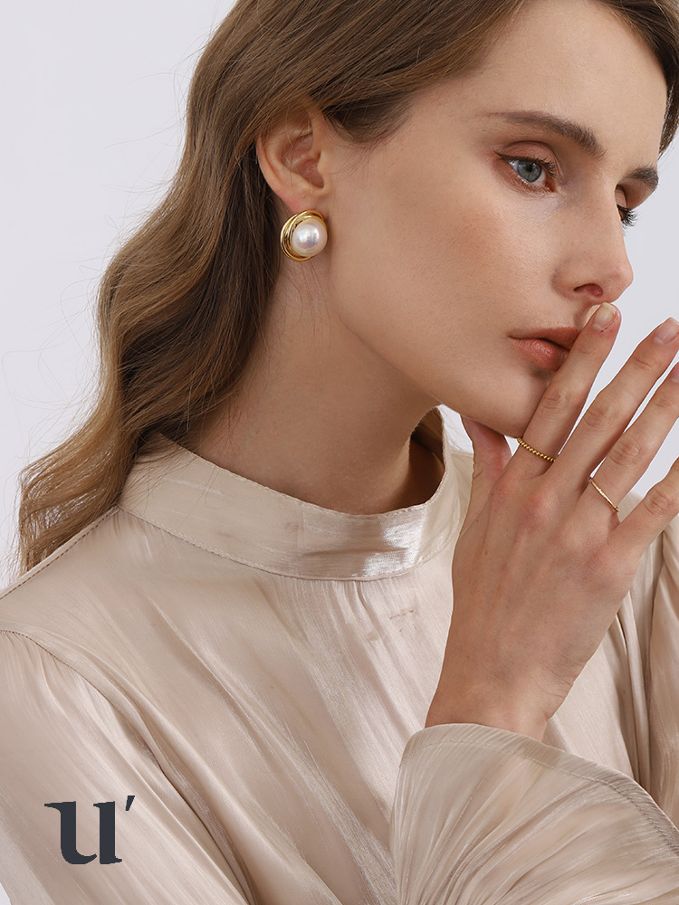 The large pearl Mabel stud earrings are a niche design for women, exuding a sense of high-end retro Baroque style. They are elegant and light luxury French earrings Specification image