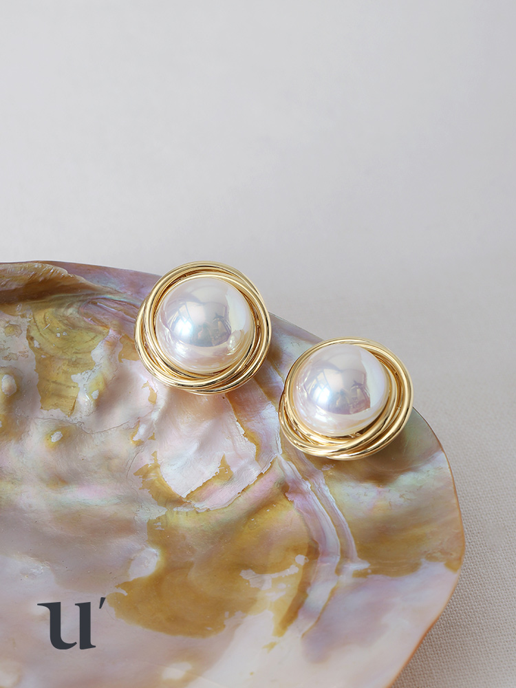 The large pearl Mabel stud earrings are a niche design for women, exuding a sense of high-end retro Baroque style. They are elegant and light luxury French earrings Application Scenario