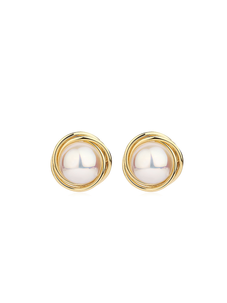 The large pearl Mabel stud earrings are a niche design for women, exuding a sense of high-end retro Baroque style. They are elegant and light luxury French earrings Item Picture