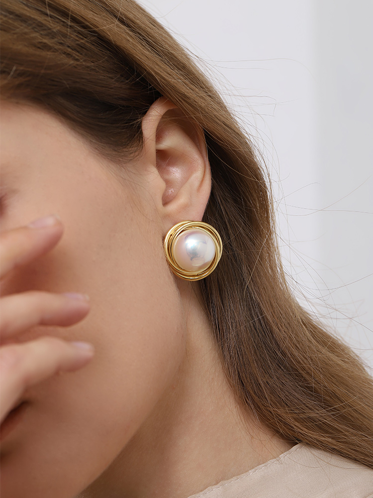 The large pearl Mabel stud earrings are a niche design for women, exuding a sense of high-end retro Baroque style. They are elegant and light luxury French earrings