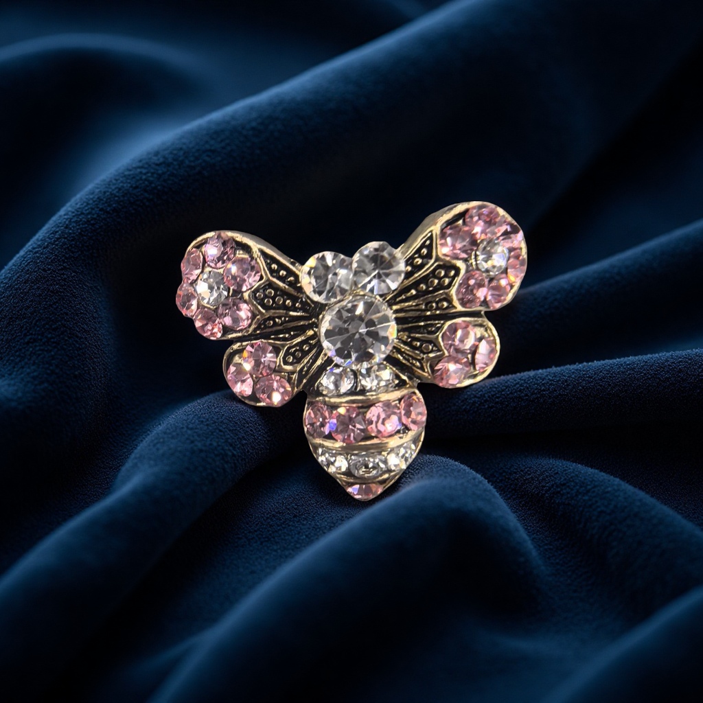 爆款小蜜蜂的精致胸针，时尚百搭女人必备神器，尽显精致优雅的气质，值得每个人佣有它，胸针锌合金