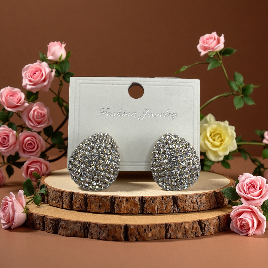 时尚耳饰 简约设计 优雅百搭 日常佩戴 精致小众 金属质感 轻盈舒适 适合多种场合