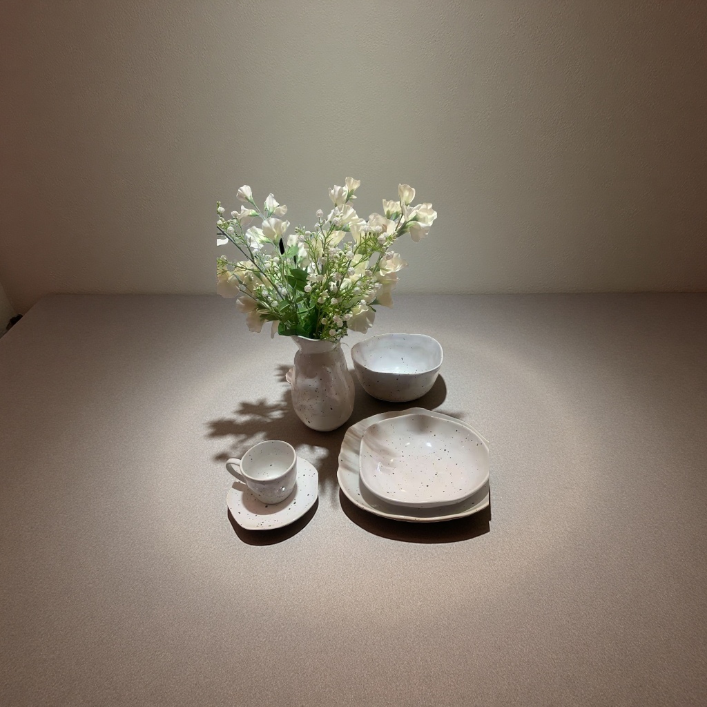 New irregular-shaped black dot glazed Western dinner plate for hotels in 2026 Specification image