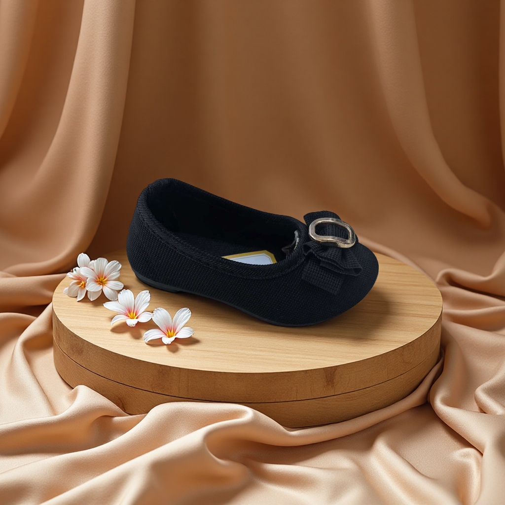 Men's casual shoes are versatile, comfortable and breathable in summer. Men's shoes have a refreshing design details Picture
