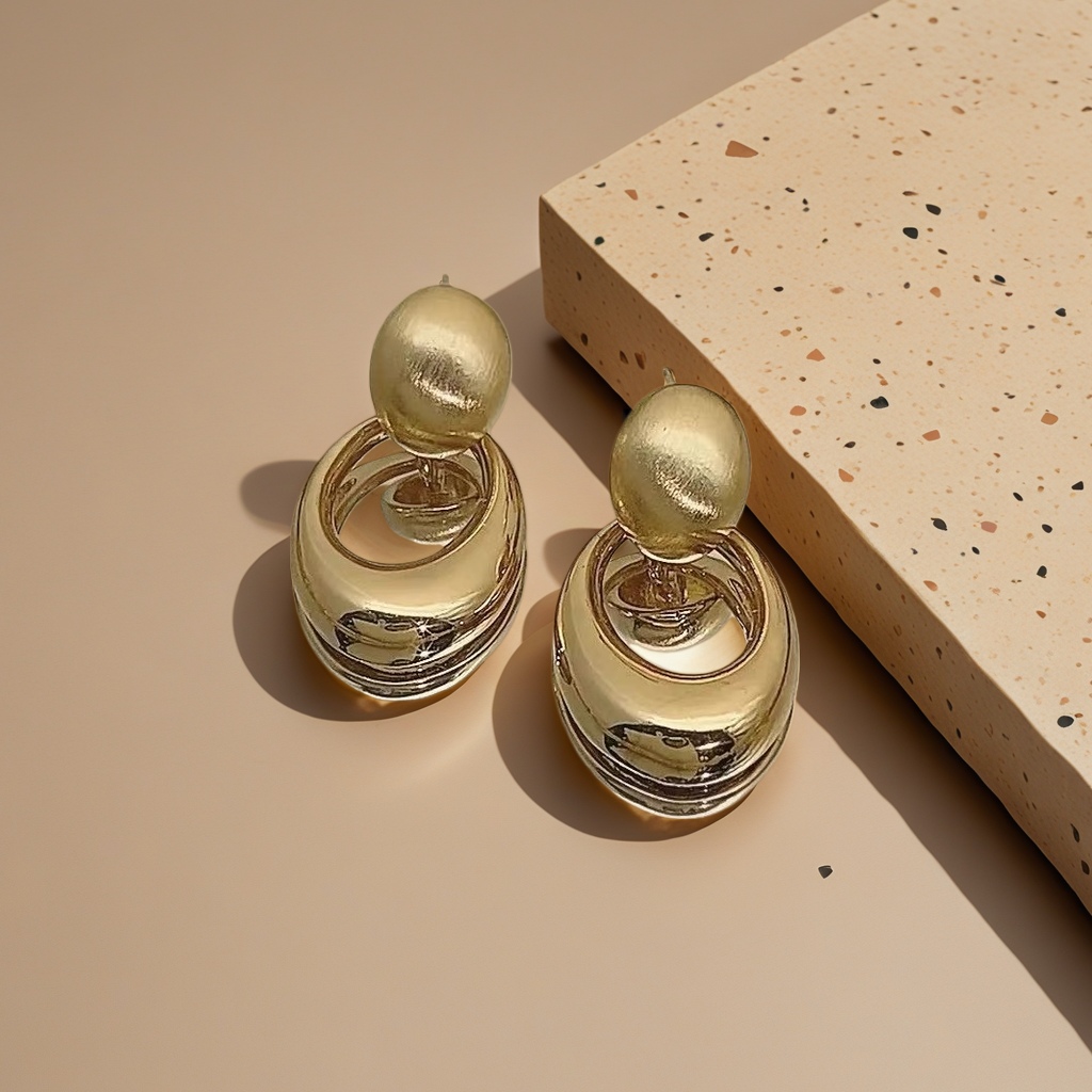 Brushed and exquisite stud earrings, a simple, fashionable and niche design for women