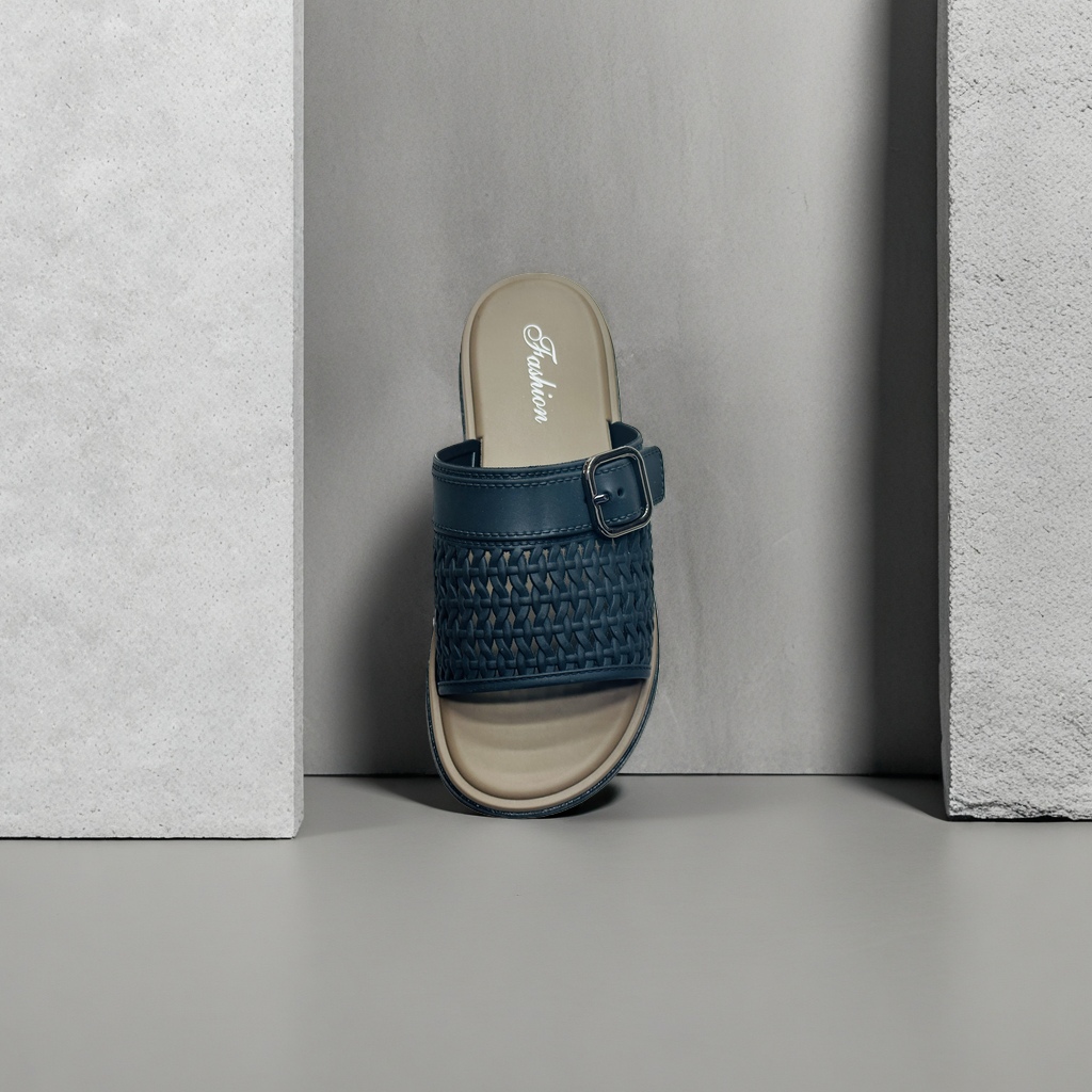 Ladies can wear woven flip-flops outside in summer, which are fashionable, versatile, anti-slip and breathable
