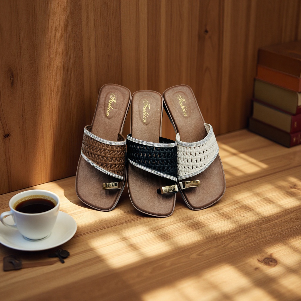 Zapatillas trenzadas de moda, adornado con hebilla de metal strobe, cómodo y versátil para mostrar temperamento