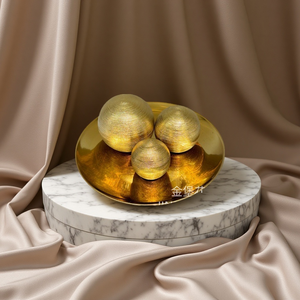 The entrance decoration of the modern and simple home soft furnishing model room features French light luxury ceramic round balls, electroplated round beads, golden eggs and Easter eggs, as well as the arrangement of supplies to create an office atmosphere