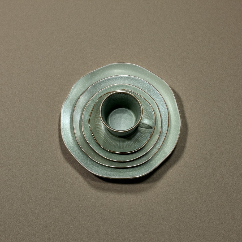 The 2026 new rock-fired series features green and white lotus mouth shallow plates, dain-shaped plates, coffee cups, saucers and bowls, and high-end matte tableware