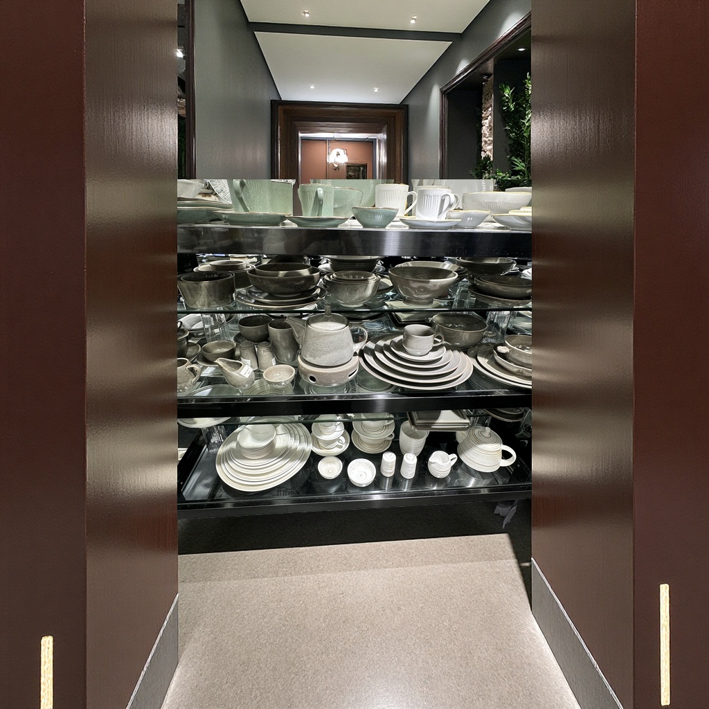 New 2026 plain grey retro kiln-transformed irregular-shaped flat plate hotel creative tableware Item Picture