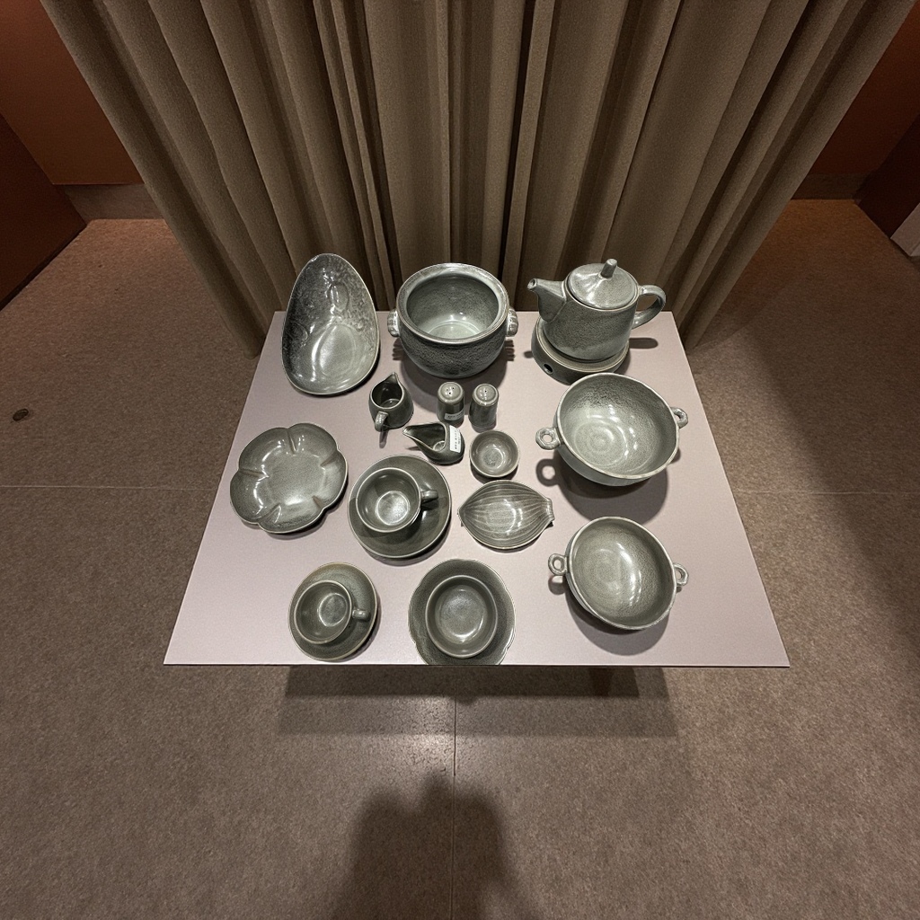 New 2026 plain grey retro kiln-transformed irregular-shaped flat plate hotel creative tableware Application Scenario