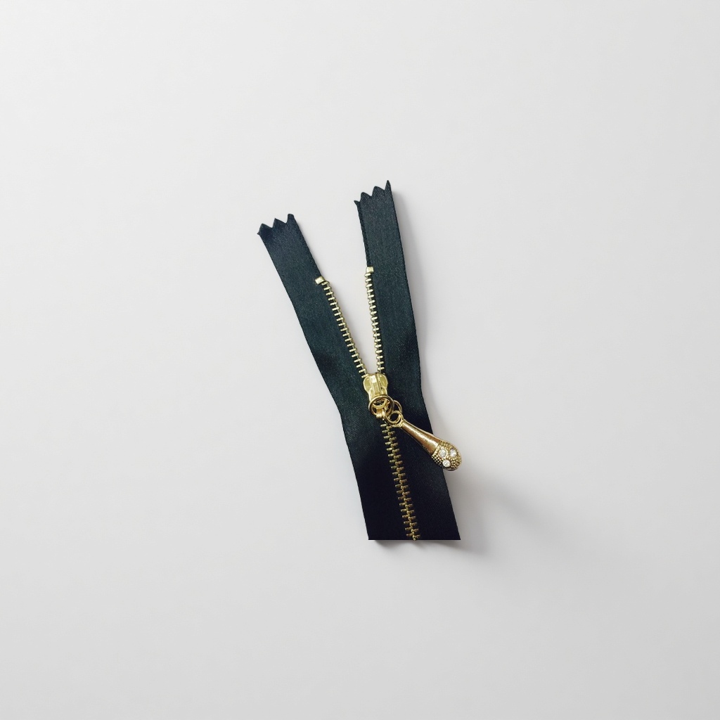 No. 3 nylon zipper Y-shaped tooth anti-carraging chain head thickened and reinforced ZIpper accessory Application Scenario