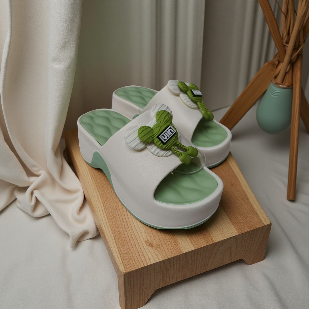 Summer home women's breathable, comfortable and anti-slip soft-soled slippers in thick-soled cartoon green