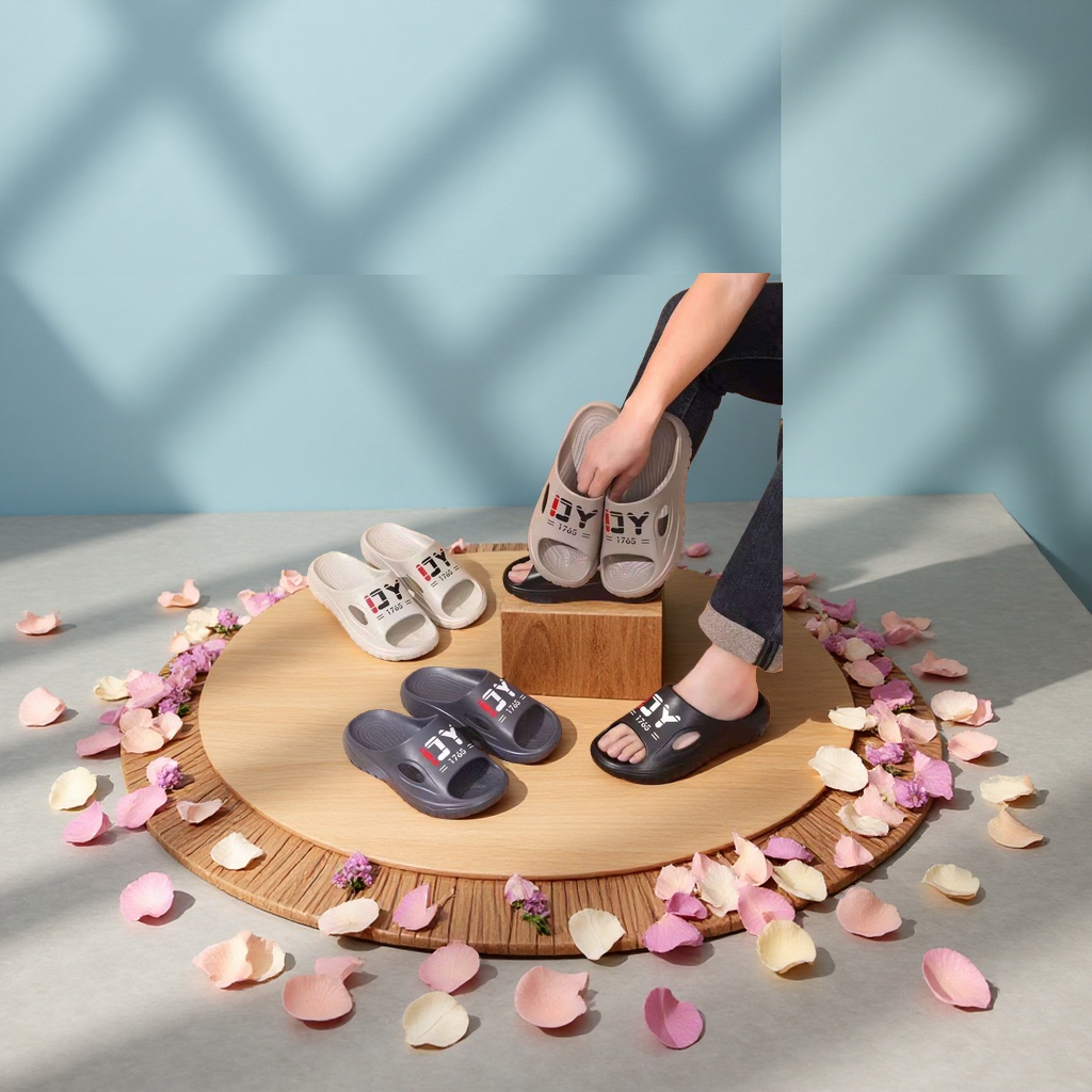 High-heeled sandals for women in summer are fashionable and versatile. European and American crocs for women details Picture