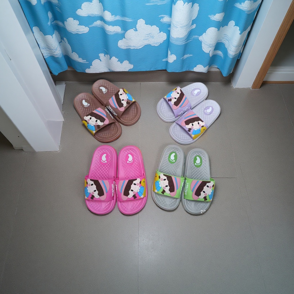 Children's slippers with anti-slip soft soles, comfortable and breathable, spring and summer style cartoon girls Application Scenario