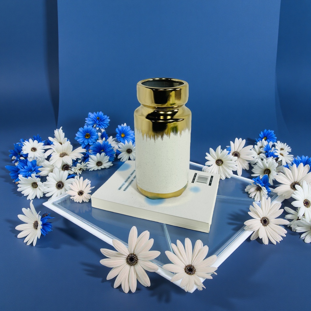 Ceramic vase, a simple Nordic-style home decoration item, is a flower storage container for the living room and bedroom details Picture