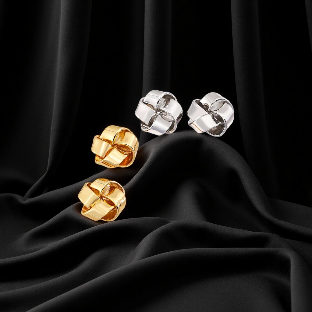 This evening's silver jewelry is made of S925 pure silver, with shining golden knot-shaped ear studs. It is simple and fashionable. Worn on the ear, it exudes a charming appeal.