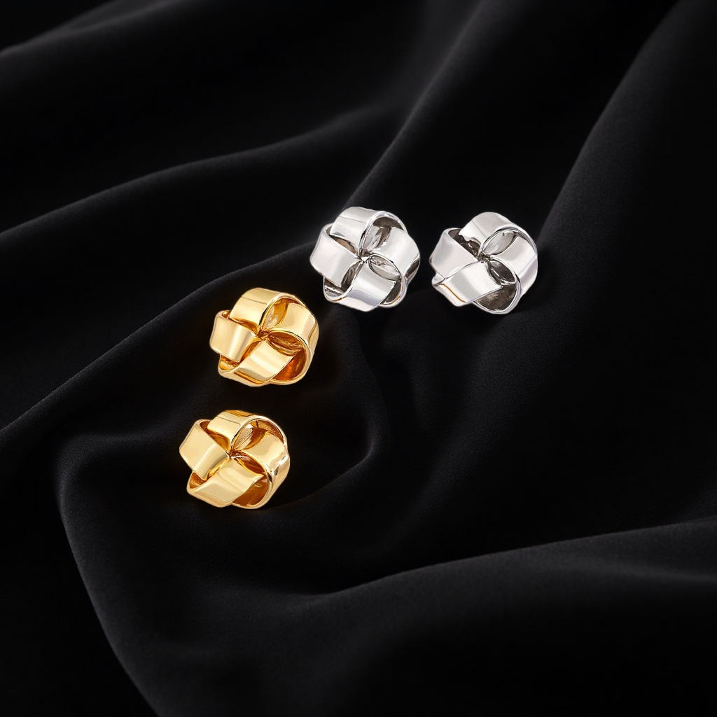 This evening's silver jewelry is made of S925 pure silver, with shining golden knot-shaped ear studs. It is simple and fashionable. Worn on the ear, it exudes a charming appeal. Specification image