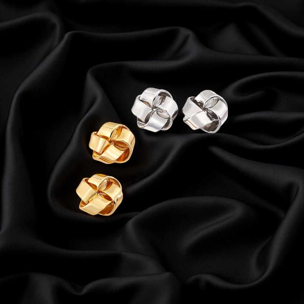This evening's silver jewelry is made of S925 pure silver, with shining golden knot-shaped ear studs. It is simple and fashionable. Worn on the ear, it exudes a charming appeal. details Picture