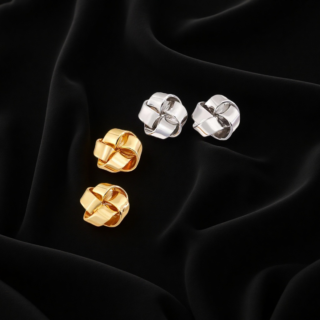 This evening's silver jewelry is made of S925 pure silver, with shining golden knot-shaped ear studs. It is simple and fashionable. Worn on the ear, it exudes a charming appeal. Application Scenario