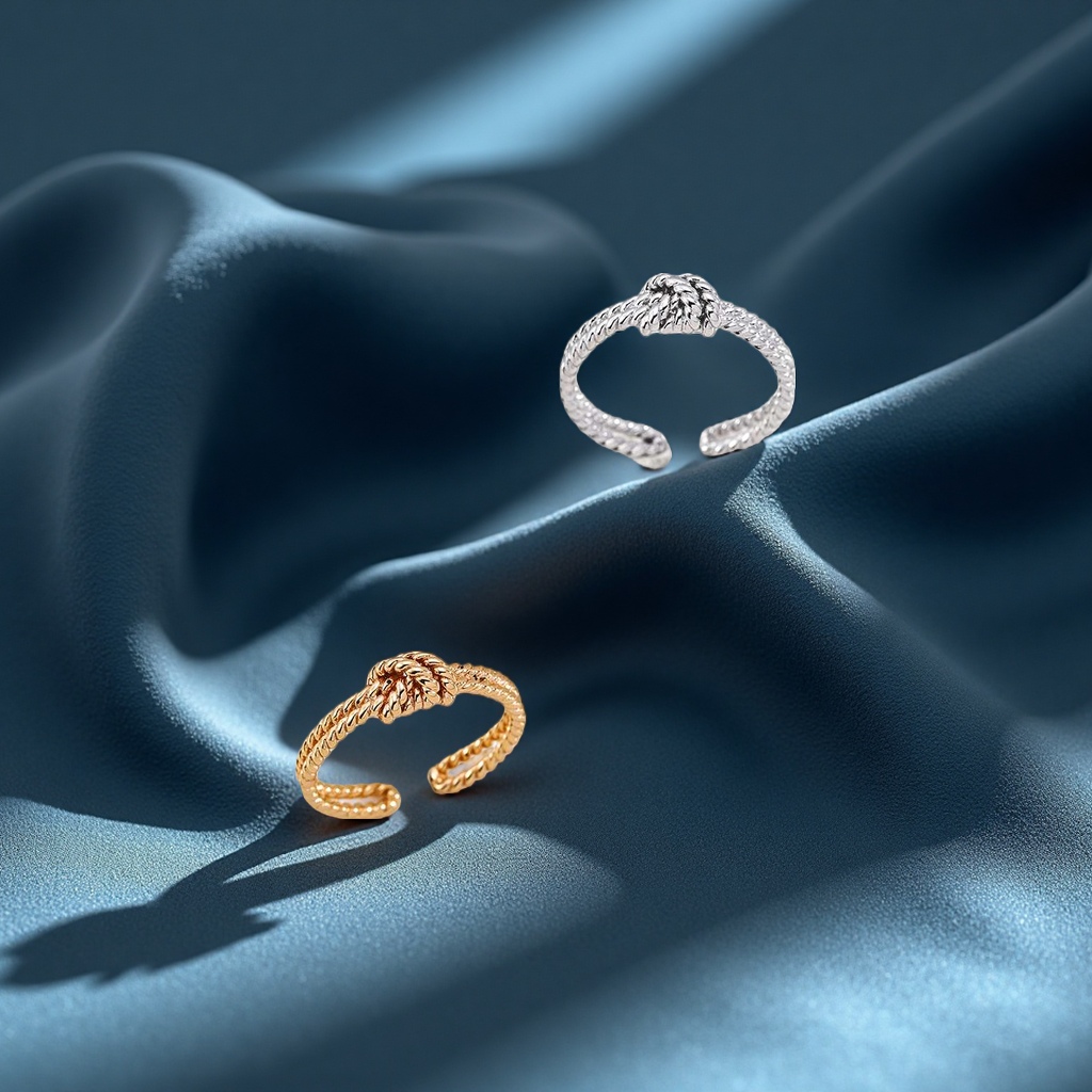 This evening's 925 sterling silver features a woven texture that naturally exudes a delicate quality. The twist in the center is a design ingenuity. The workplace commute is not ostentatious, but the dates and small gatherings are eye-catching.